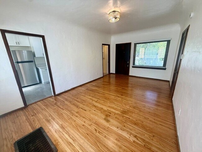 Foto del edificio - 1844 E 5th St. #3