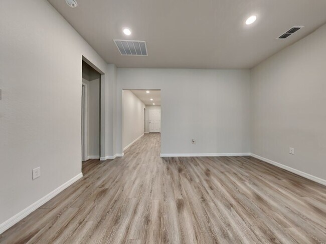 Foto del edificio - Just Reduced!!