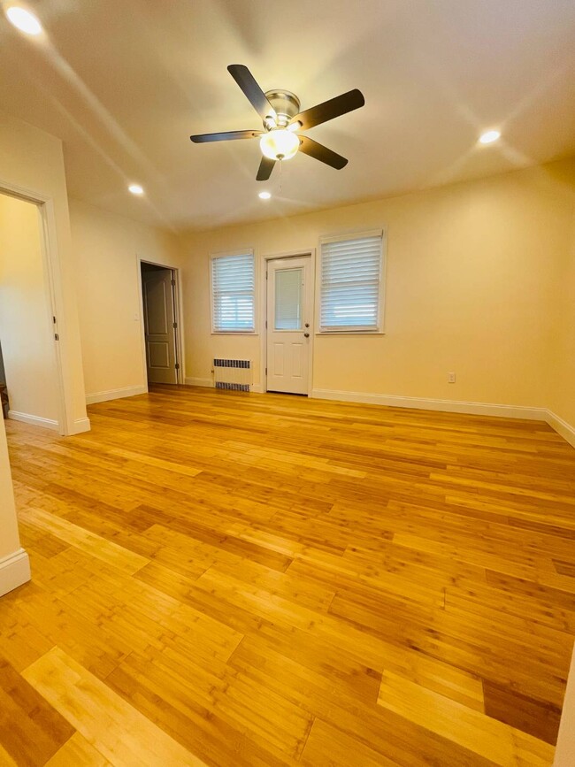 Foto del edificio - 158 Beach 128th St