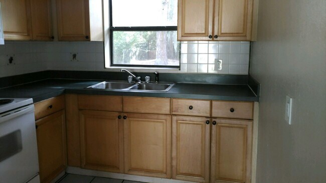 Foto del edificio - 3 Bed 1 Bath | Large Fenced Yard | Washer/...
