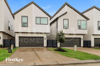 Building Photo - 345 N Centro Cir