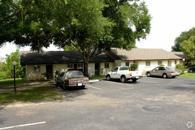 Building Photo - Lakeview Villas