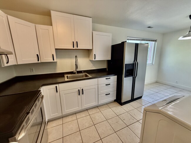 Building Photo - 768 N Redwood Rd