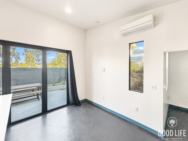 Foto del edificio - Stunning 2B/1BA Upgraded House w/ High Ceilings, Yard, W/D & A/C in South Park!