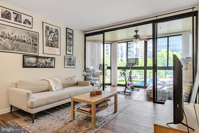 Building Photo - 1001 N Randolph St