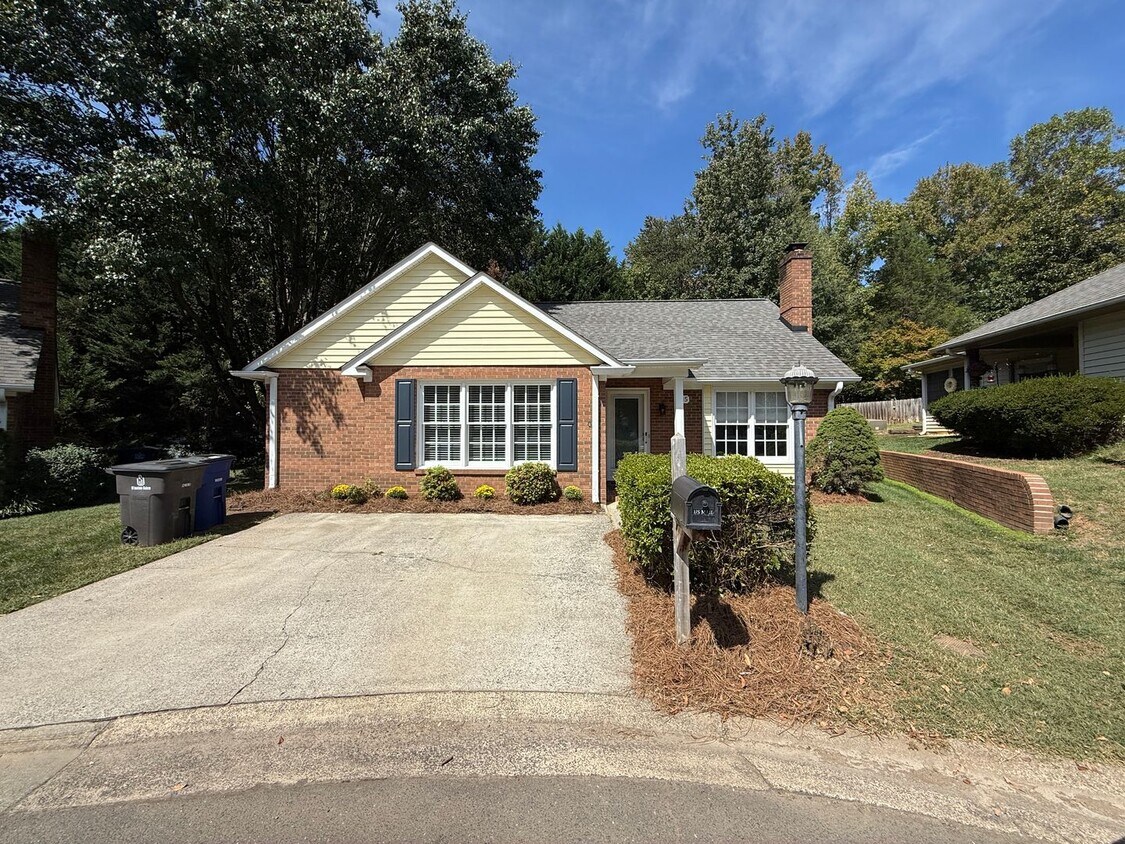 Primary Photo - 815 Meadowstone Dr