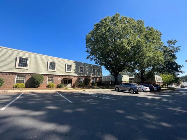 Building Photo - 2636 Park Rd