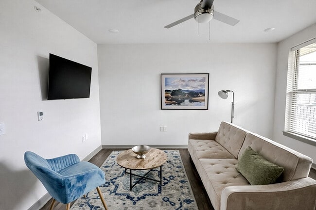 Building Photo - 501 Main St