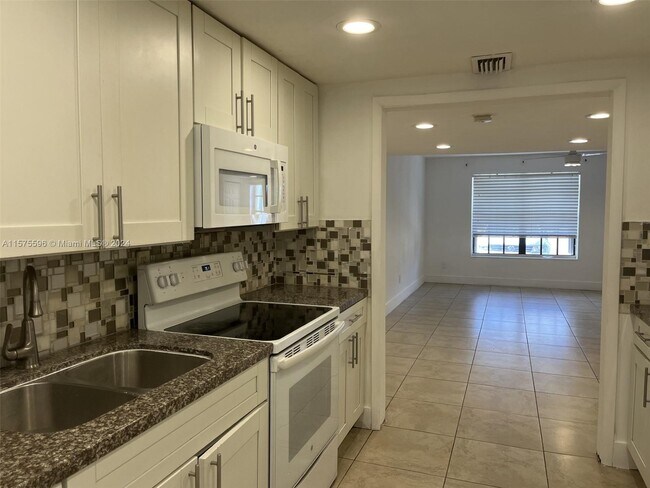 Foto del edificio - 1732 W 72nd St