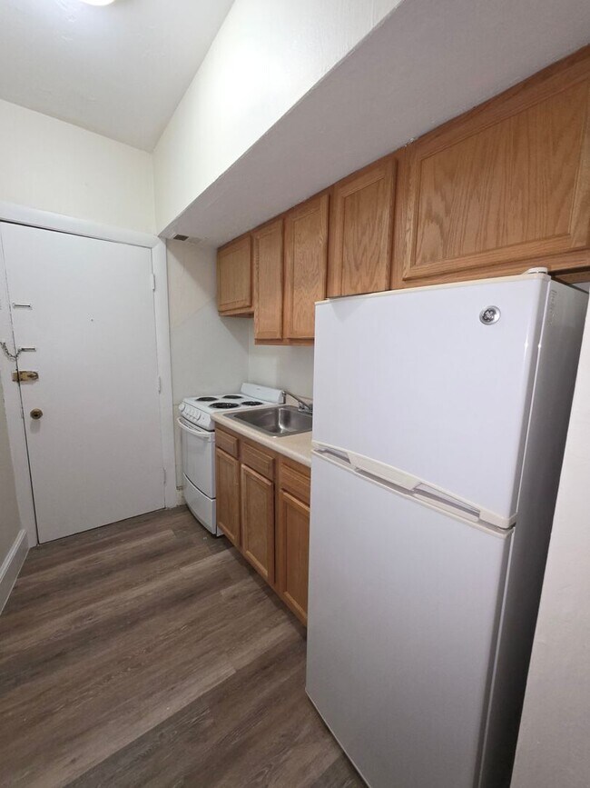Building Photo - No Brokers Fee, No Security Deposit,  Heat...