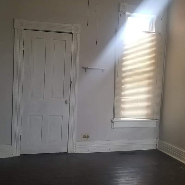 Foto del edificio - 337 E 7th St