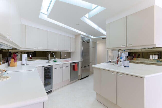 Foto del edificio - 100 Lakeshore Dr