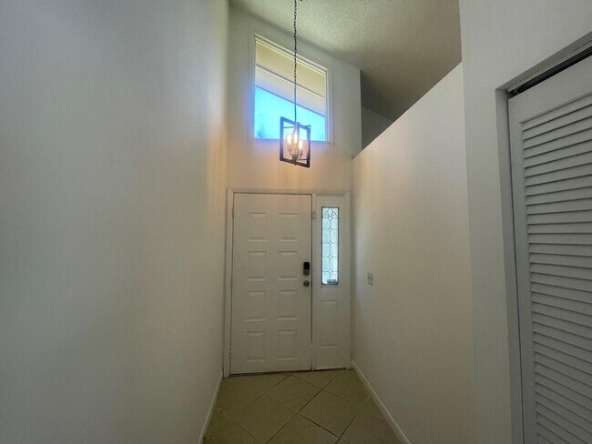 Foto del edificio - 121 Maplecrest Cir