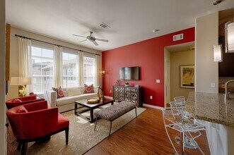 Building Photo - 807 S Post Oak Ln