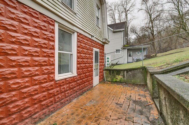 Building Photo - 408 W 10th Ave