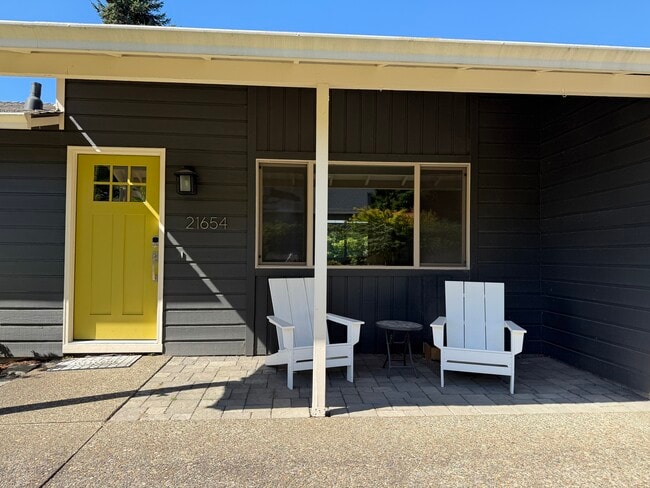 Building Photo - 21654 SW Columbia Dr