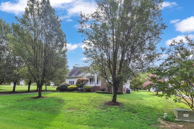Foto del edificio - Ranch Floorplan with Upstairs Bonus Room on .78 acres! 2 Car Garage