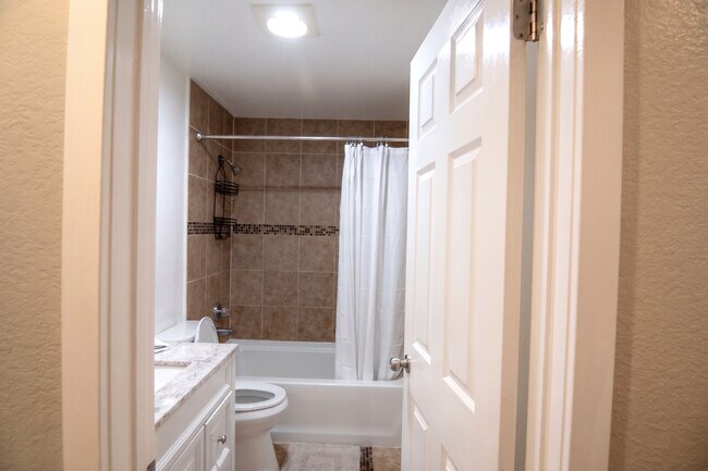 Foto del edificio - 16817 Larch Way
