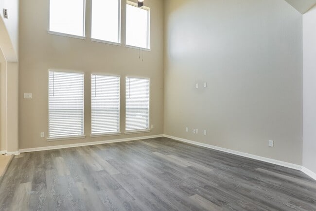 Foto del edificio - 8343 Broadleaf Ave