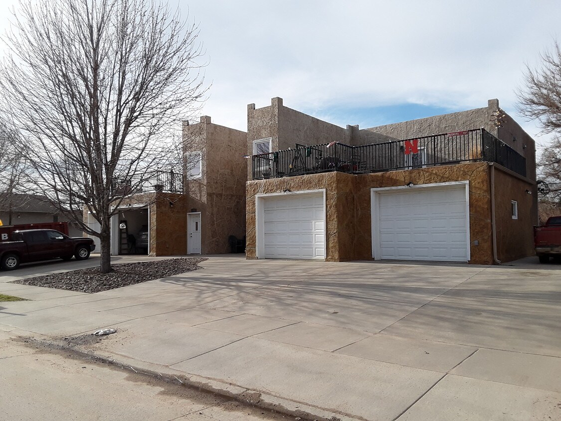 Primary Photo - 2410 W 10th St