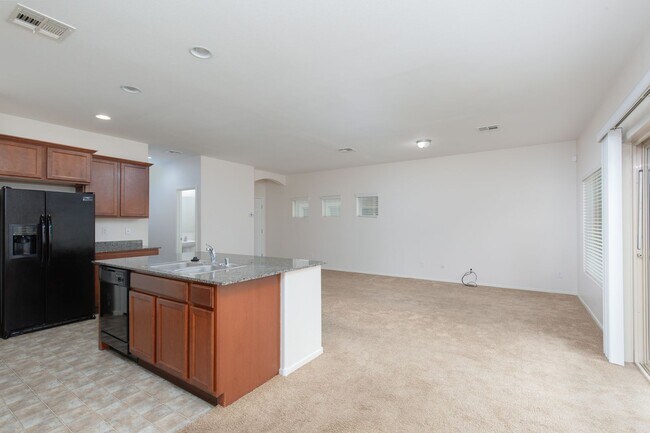 Foto del edificio - SW 3 bedroom home for $1,995 +sewer/trash-$2041