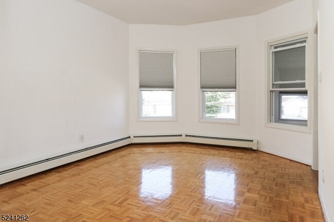 Foto del edificio - 160 Maple Ave