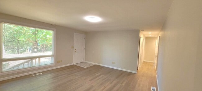 Foto del edificio - Updated 4 Bedroom Rambler – Spacious, Styl...