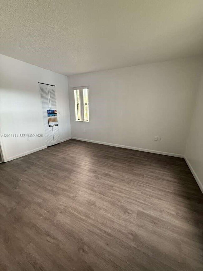 Foto del edificio - 9220 NW 1st St
