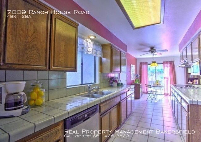 Foto del edificio - 7009 Ranch House Road - SOLAR PANEL HOME