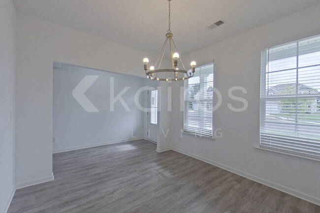 Foto del edificio - 307 Silver Maple Ln