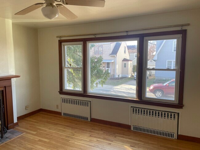 Ventana de la sala de estar - 2009 Carey Ct