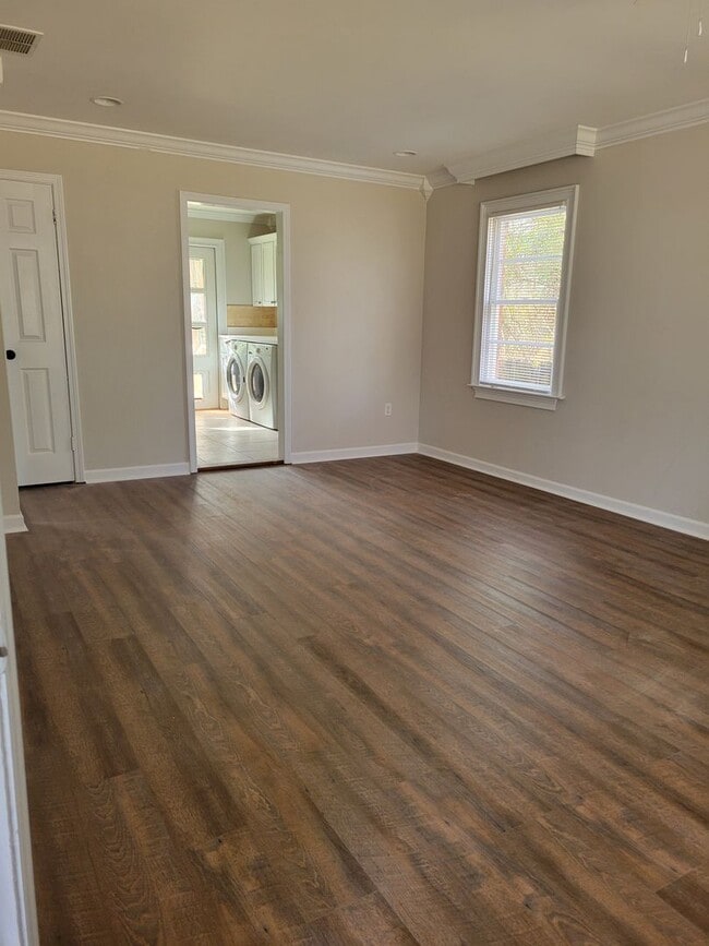 Building Photo - Newly renovated 2 bedroom 1 bath duplex!