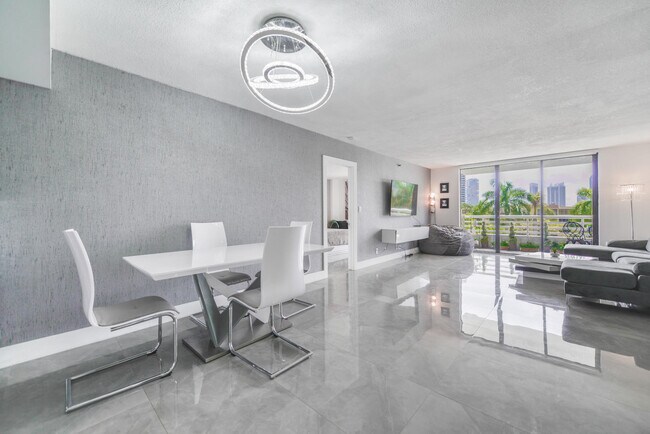 Foto del edificio - 3300 NE 192nd St