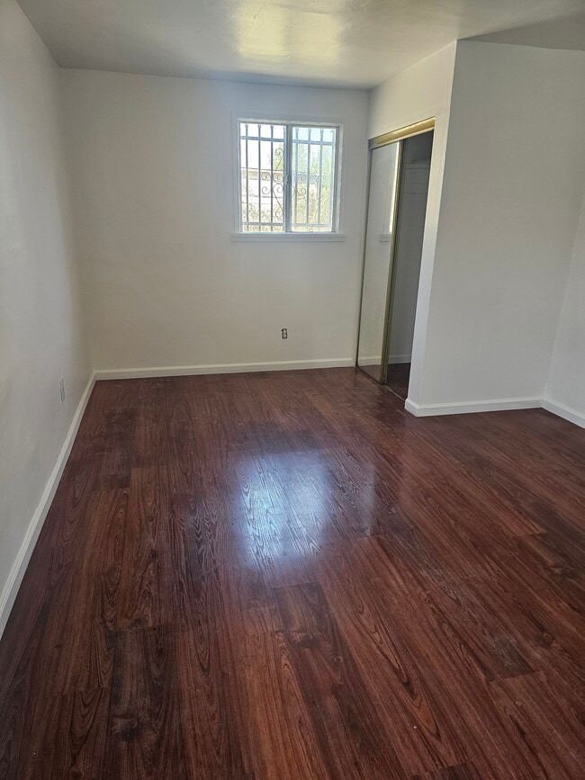 Photo - 915 E 111th Dr House