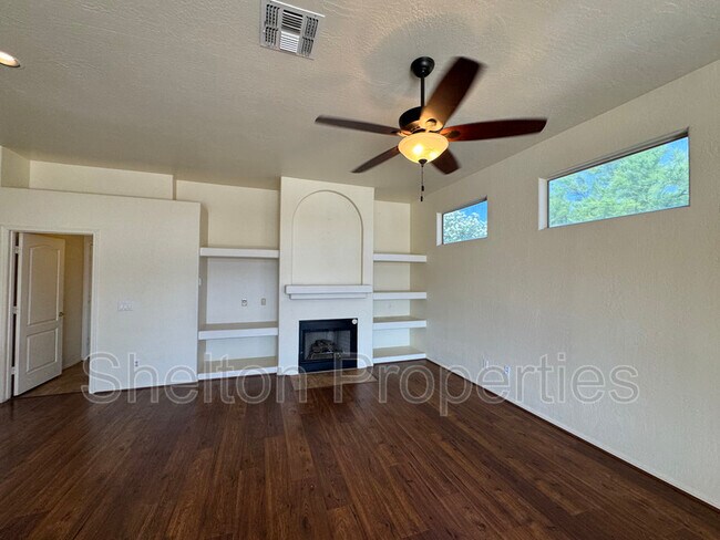 Foto del edificio - 19231 N Coyote Lakes Pkwy