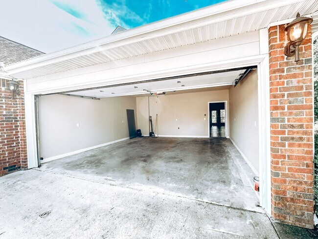 Foto del edificio - ** Move-in Special** Beautiful Townhome in...