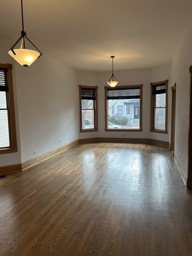 Building Photo - 1926 W Warner Ave