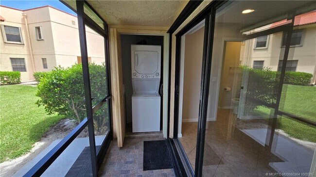 Building Photo - 1985 NE Collins Cir