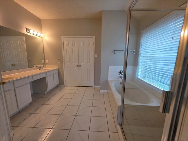 Foto del edificio - 3116 Ravens Lake Cir