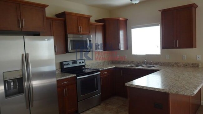 Building Photo - Cozy 3 Bedroom 2 1/2 Bath Condo