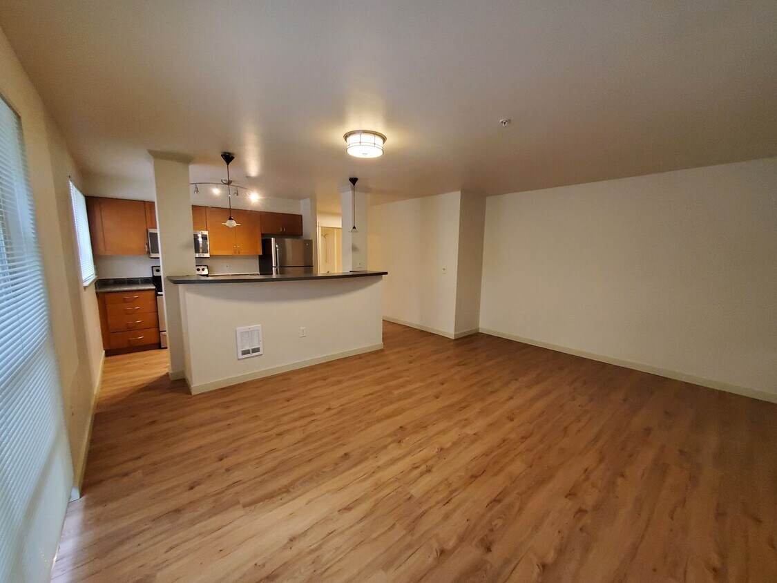 Foto principal - Downtown Bellevue 2 bed, 2 bath with Updat...