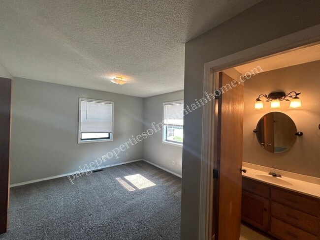 Building Photo - 1312/1314 MeadowBrook