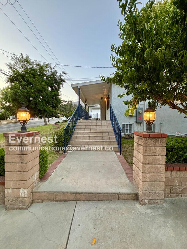 Foto del edificio - 4932 La Crescenta Ave