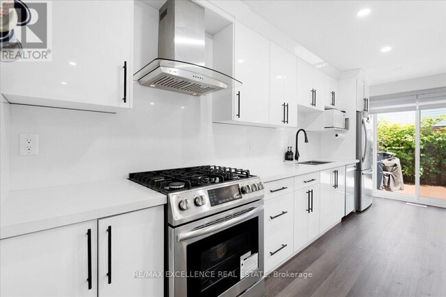 Building Photo - 1240-1240 Westview Terrace