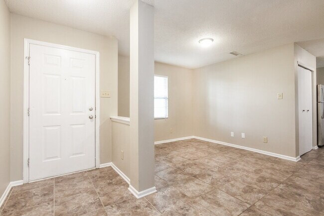 Foto del edificio - 9047 Bainbridge Dr