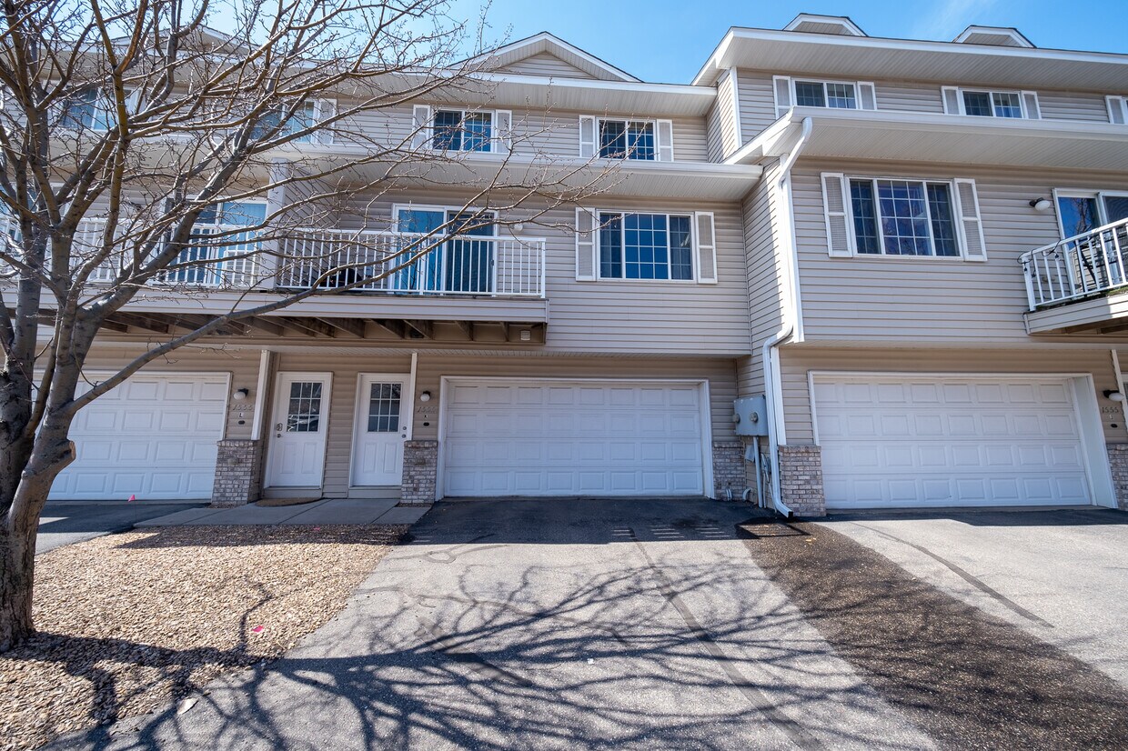 1555 County Rd D E, Maplewood, MN 55109 Townhome Rentals in Maplewood