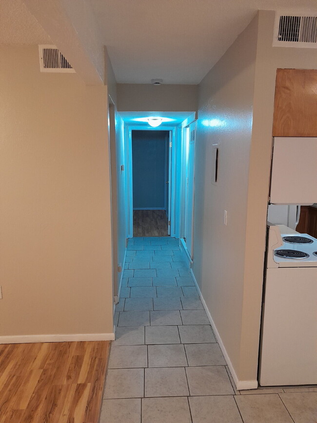 Building Photo - Immediate availability for a 2bd/1ba condo...