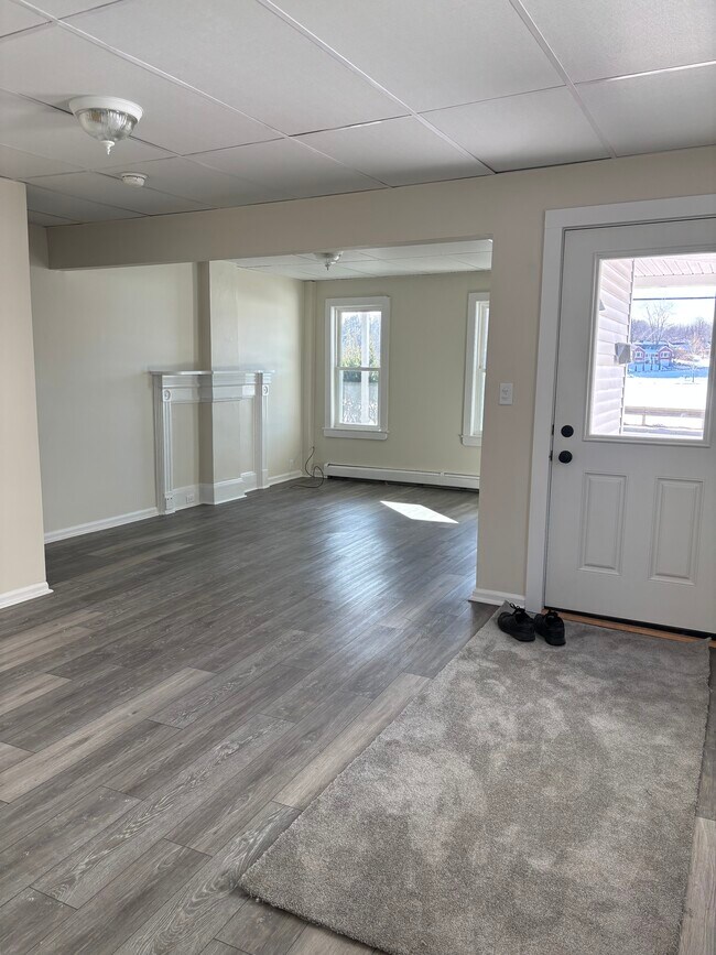 Entrada principal desde el porche - 14 Clove Ave