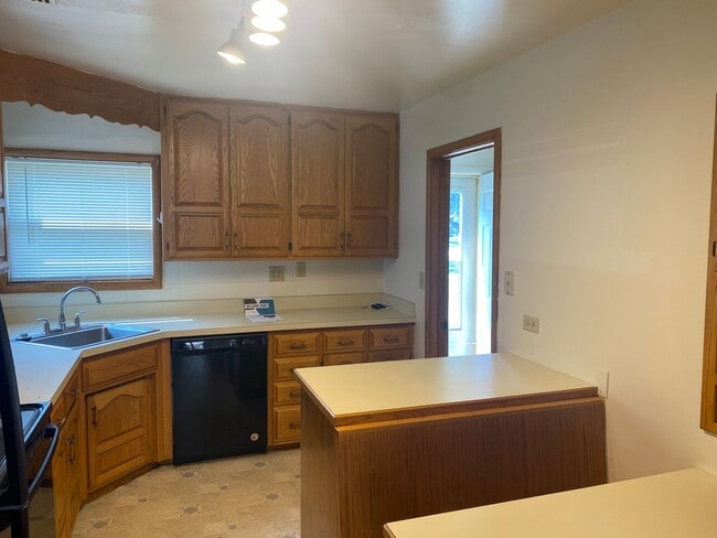 Building Photo - 5 Bed 2 Bath House Near NDSU