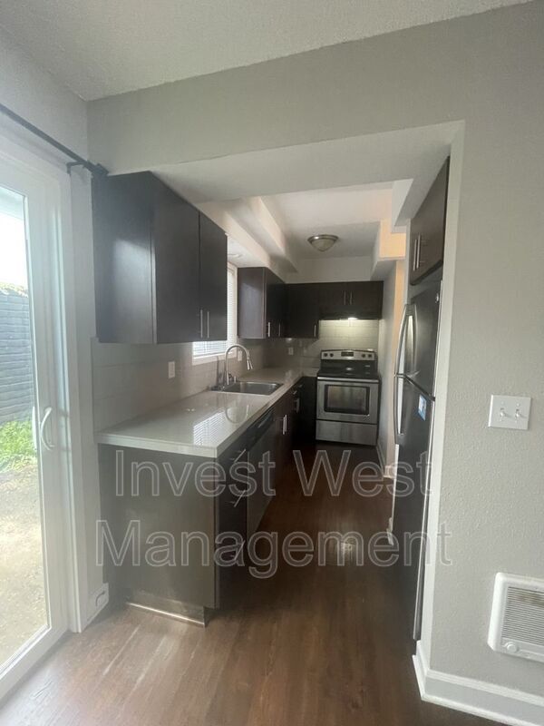 Foto del edificio - 3005 E 20th St